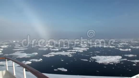 在北极的冰山和冰之间的海洋彩虹视频的预览图