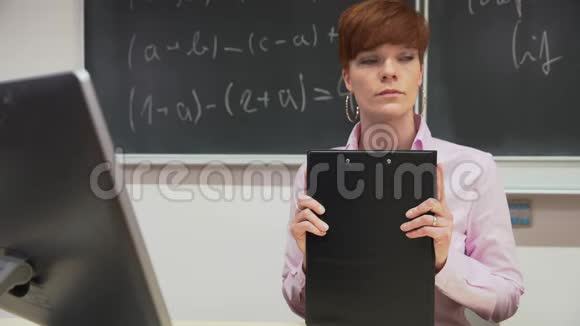 年轻教师在数学学院讲课在黑板上写粉笔字视频的预览图