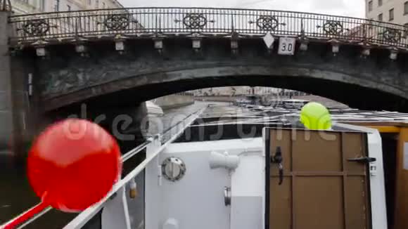 这艘船经过圣彼得堡市中心的河道河上的巴士视频的预览图