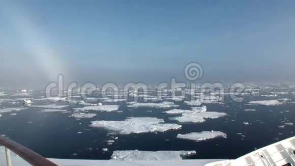 在北极的冰山和冰之间的海洋彩虹视频的预览图