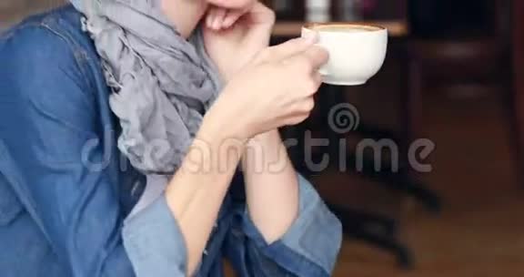 快乐的金发美女喝咖啡视频的预览图