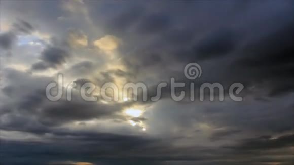 灰色的云景黑暗的天空视频的预览图