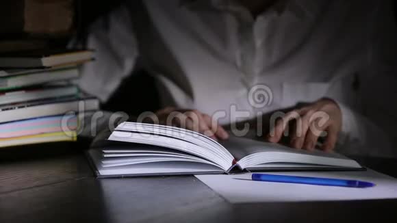 聪明的人在深夜学习他坐在书桌前看书视频的预览图