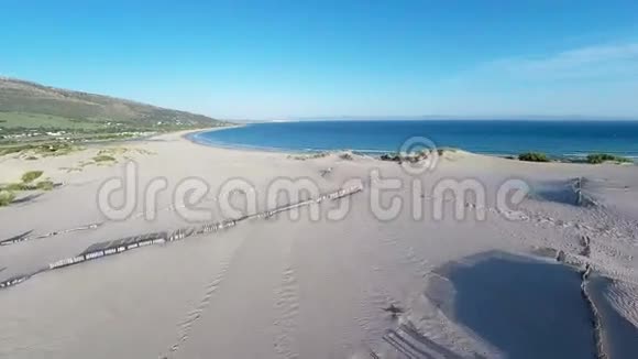 从西班牙塔里法地区的飞行无人机空中俯瞰视频的预览图