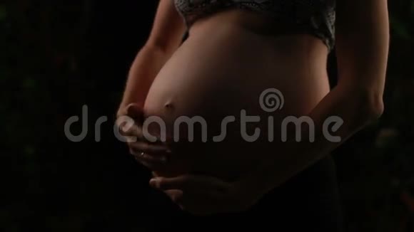 孕妇抚摸她的肚子视频的预览图