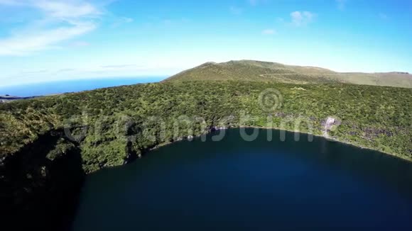 葡萄牙法亚尔亚速尔火山上的弗洛雷斯岛卡尔德拉尼格拉的空中录像视频的预览图