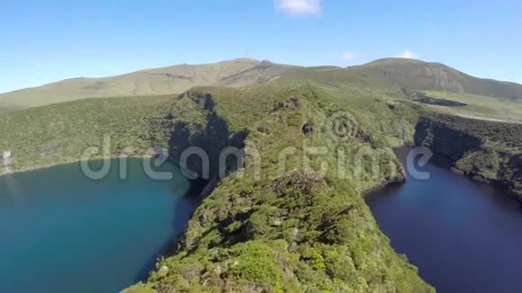 葡萄牙法亚尔亚速尔火山上的弗洛雷斯岛卡尔德拉尼格拉的空中录像视频的预览图