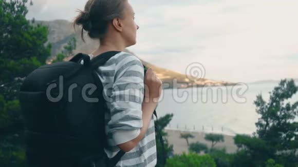 带背包的女人视频的预览图