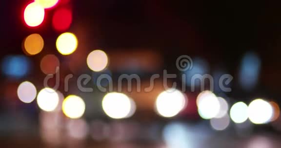 城市散焦镜头的交通五彩缤纷的夜晚波克拍摄视频的预览图