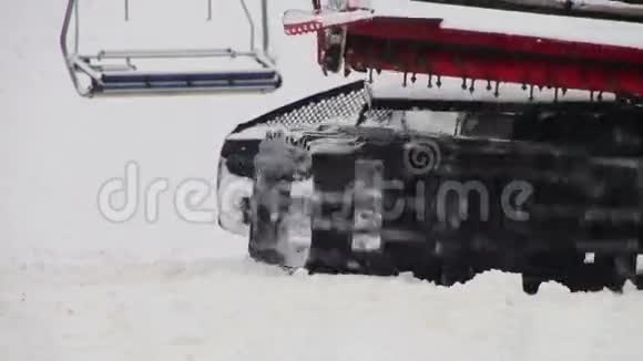 雪猫在滑雪场的山坡上工作视频的预览图