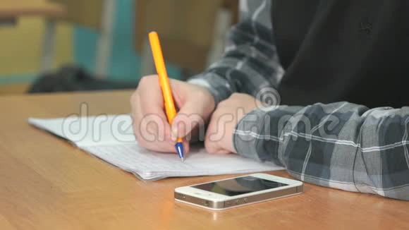 无名氏在笔记本上用钢笔写文字视频的预览图