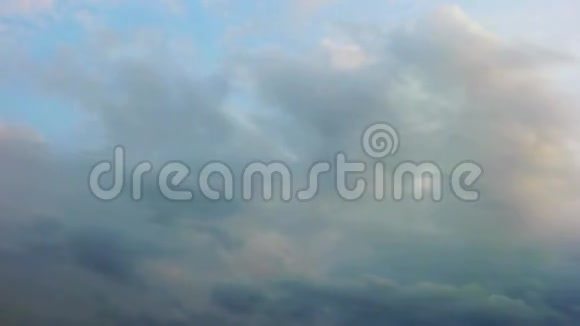 云彩飞过白天的天空视频的预览图
