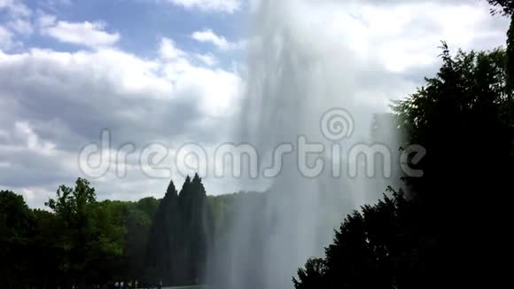 在蓝天上喷泉慢动作的优美动作视频的预览图