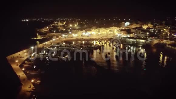 夜间空中无人机4k帆船港和夜生活的镜头视频的预览图