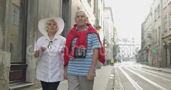 在市中心散步的高二游客前往乌克兰利沃夫视频的预览图
