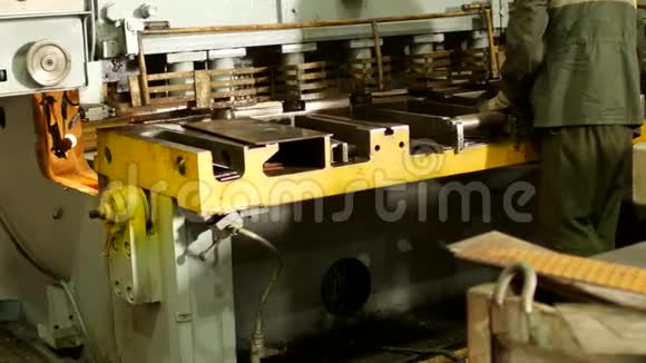 这名工人在生产自动机床上从事金属切削金属切削机器加工视频的预览图