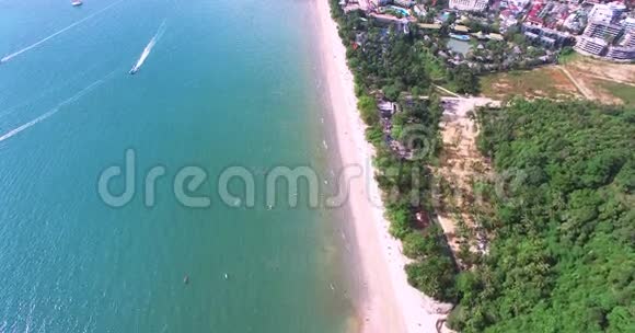 鸟瞰飞越泰国岛朝向美丽的青山和白色沙滩泰国Krabi岛视频的预览图