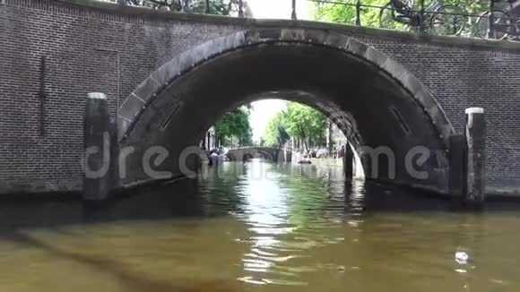 穿过阿姆斯特丹的运河视频的预览图