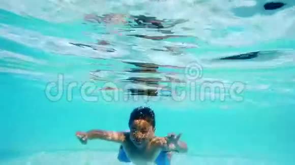 男孩在游泳池里水下游泳视频的预览图