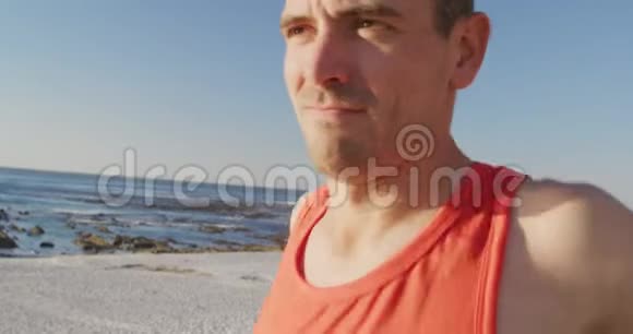 在海边锻炼的年轻人视频的预览图