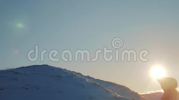 成功胜利赢商旅理念攀岩者从一座雪山的顶部落下剪影视频的预览图