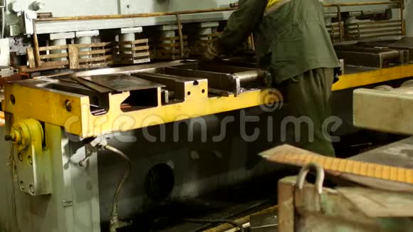 该工人从事生产自动机床上的金属切削金属切削生产视频的预览图