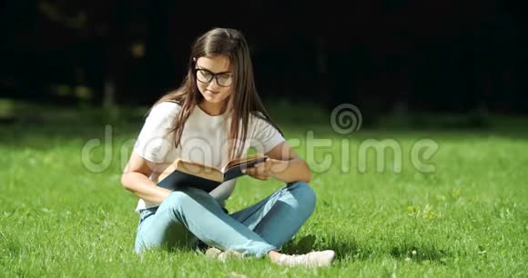 女人在公园看书视频的预览图