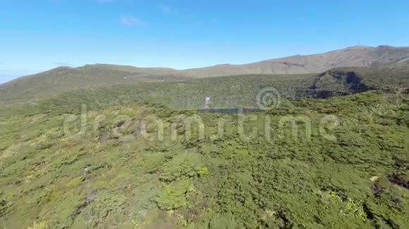 葡萄牙法亚尔亚速尔火山上的弗洛雷斯岛卡尔德拉尼格拉的空中录像视频的预览图