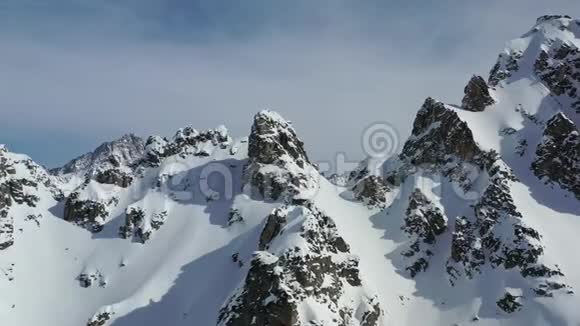 山上覆盖着新鲜的粉末雪令人惊叹的空中镜头在4k视频的预览图
