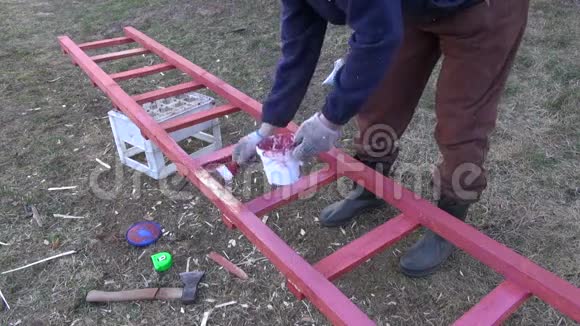 园丁油漆红色新梯子视频的预览图