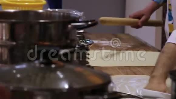 厨师用擀面杖打开面团视频的预览图