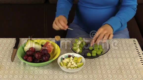 孕妇用葡萄和水果做甜点视频的预览图