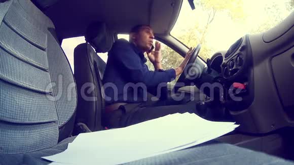 商人冲突男经理在车上讲话视频的预览图