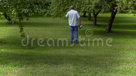 园丁在苹果园散步和打电话视频的预览图