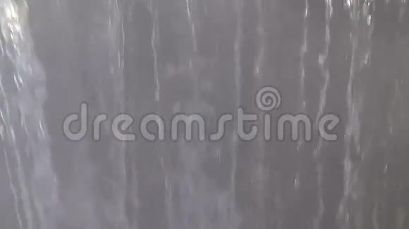 河水在清晨和雾中飞溅视频的预览图