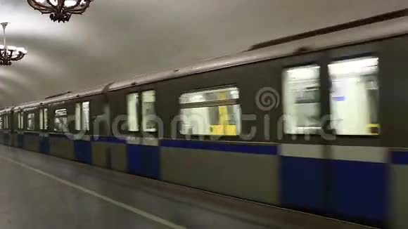 火车在莫斯科地铁的移动视频的预览图