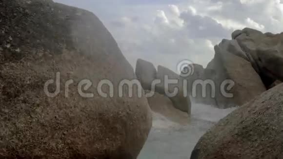 岩石海滩上的波浪和泡沫海洋中的防波堤视频的预览图