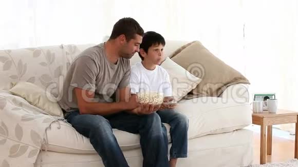 父亲和儿子一起吃爆米花视频的预览图