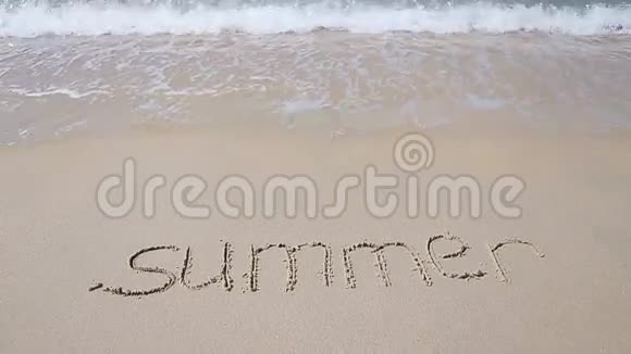夏日手写在沙滩上背景是柔和的海浪视频的预览图