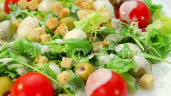 蔬菜沙拉和调料视频的预览图