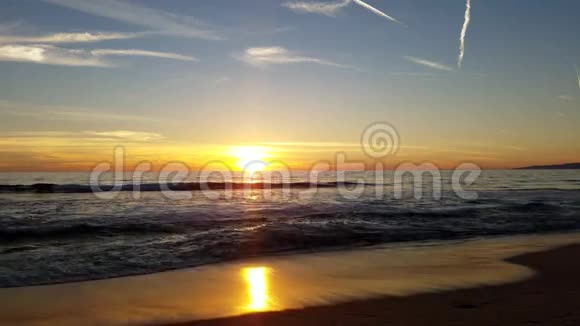 海浪4k的海面上日落视频的预览图