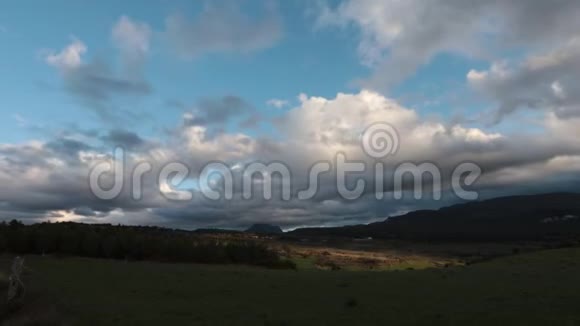 法国时间推移拍摄的带有移动云的科比雷斯景观视频的预览图