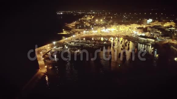 夜间空中无人机4k帆船港和夜生活的镜头视频的预览图