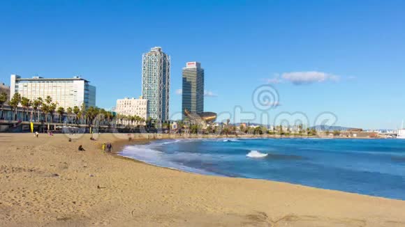 巴塞罗那阳光明媚的一天著名的海滩景观步行4k西班牙视频的预览图