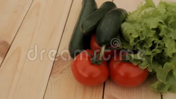 木桌上的西红柿黄瓜和生菜视频的预览图