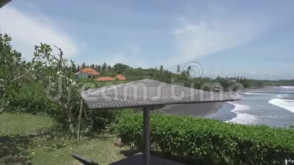 巴里安海滩地区的海景石头和海滩印度尼西亚视频的预览图