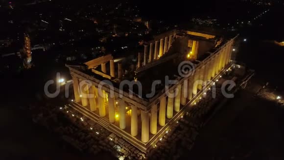 雅典历史中心的标志性古卫城山和帕台农神庙夜间空中录像视频的预览图