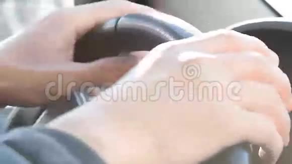 双手握着汽车的方向盘视频的预览图
