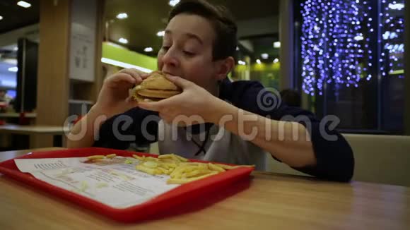 小男孩在自助餐厅吃汉堡视频的预览图
