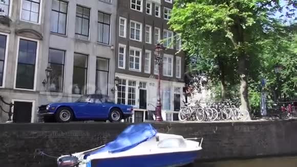 穿过阿姆斯特丹的运河视频的预览图